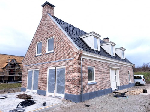 Villa met Belgisch harsteen borstwering en waterslagen